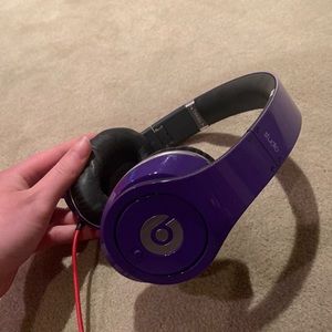 Purple beats studio. Not wireless need plug in. Case included. Battery operated